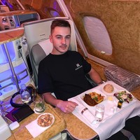 Aku hanya pria muda dari Liverpool yang ingin melihat dunia dan kebebasan finansial, aku tidak berpikir aku bisa melakukan hal ini beberapa tahun lalu. Setiap kali aku bepergian ada momen mencubit karena aku merasa beruntung bisa bekerja dari mana saja. Fakta bahwa aku hanya butuh ponsel dan laptop untuk menjalankan bisnis sukses adalah penghargaan besar untukku, katanya. Foto: Instagram @itsadammark