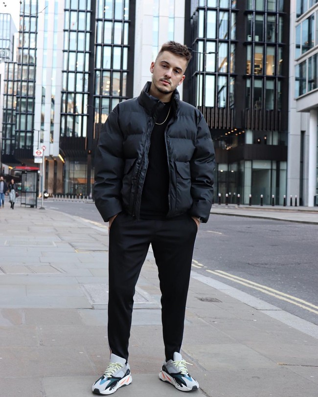 Adam Jordan adalah pria asal Inggris yang berprofesi sebagai manajer Instagram. Pekerjaan tak biasa ini menghasilkan uang miliaran rupiah yang membawa Adam keliling dunia hingga punya mobil mewah. Foto: Instagram @itsadammark