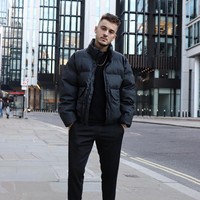 Adam Jordan adalah pria asal Inggris yang berprofesi sebagai manajer Instagram. Pekerjaan tak biasa ini menghasilkan uang miliaran rupiah yang membawa Adam keliling dunia hingga punya mobil mewah. Foto: Instagram @itsadammark