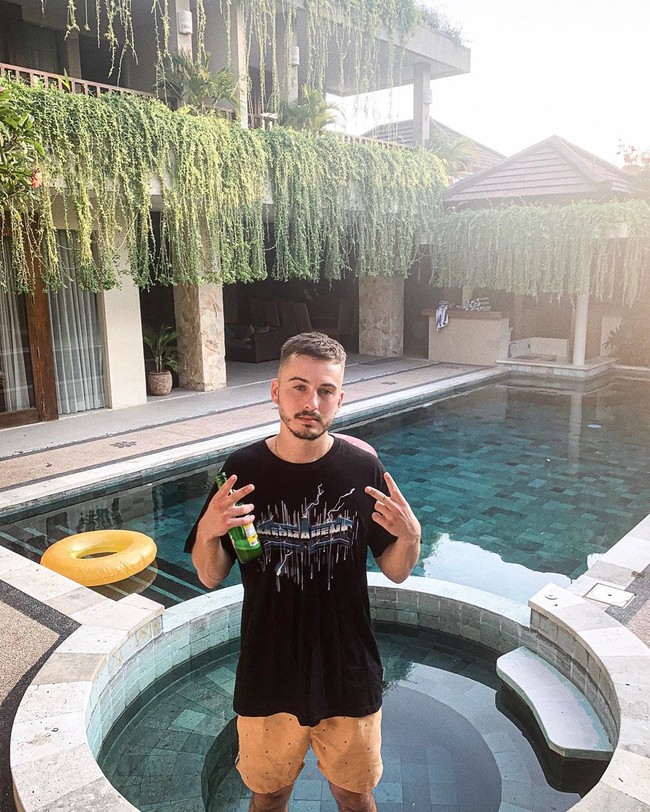 Adam memulai brand-nya dengan tiga orang dan kini sudah punya 10 pegawai. Untuk mencapai posisinya sekarang, ia sendiri dimentori oleh orang-orang hebat dari komunitas Instagram dan marketing seperti Gretta Van Riel yang masuk dalam Forbes 30 under 30 yang membangun SkinnyMe Tea. Foto: Instagram @itsadammark