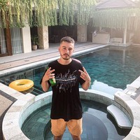 Adam memulai brand-nya dengan tiga orang dan kini sudah punya 10 pegawai. Untuk mencapai posisinya sekarang, ia sendiri dimentori oleh orang-orang hebat dari komunitas Instagram dan marketing seperti Gretta Van Riel yang masuk dalam Forbes 30 under 30 yang membangun SkinnyMe Tea. Foto: Instagram @itsadammark