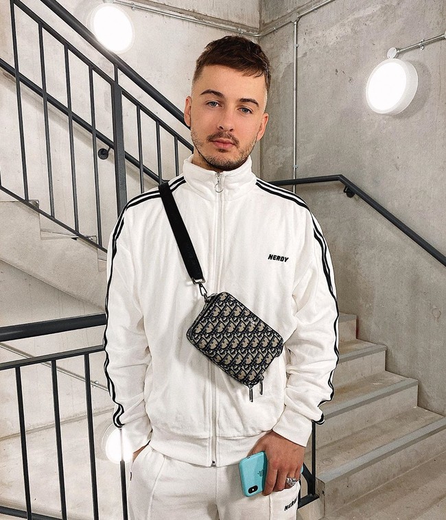 Adam Jordan membangun bisnis Social Kick yang menghasilkan £200,000 atau sekitar Rp 3,8 miliaran setahun dan diprediksi akan meningkat dua kali lipat tahun depan. Bisnis ini pun diawali tanpa modal yang berawal dari sebuah blog fashion. Dari blog itu, Adam mendapat pekerjaan pertamanya sebagai manajer media sosial game viral Colour Switch. Foto: Instagram @itsadammark