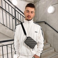 Adam Jordan membangun bisnis Social Kick yang menghasilkan £200,000 atau sekitar Rp 3,8 miliaran setahun dan diprediksi akan meningkat dua kali lipat tahun depan. Bisnis ini pun diawali tanpa modal yang berawal dari sebuah blog fashion. Dari blog itu, Adam mendapat pekerjaan pertamanya sebagai manajer media sosial game viral Colour Switch. Foto: Instagram @itsadammark