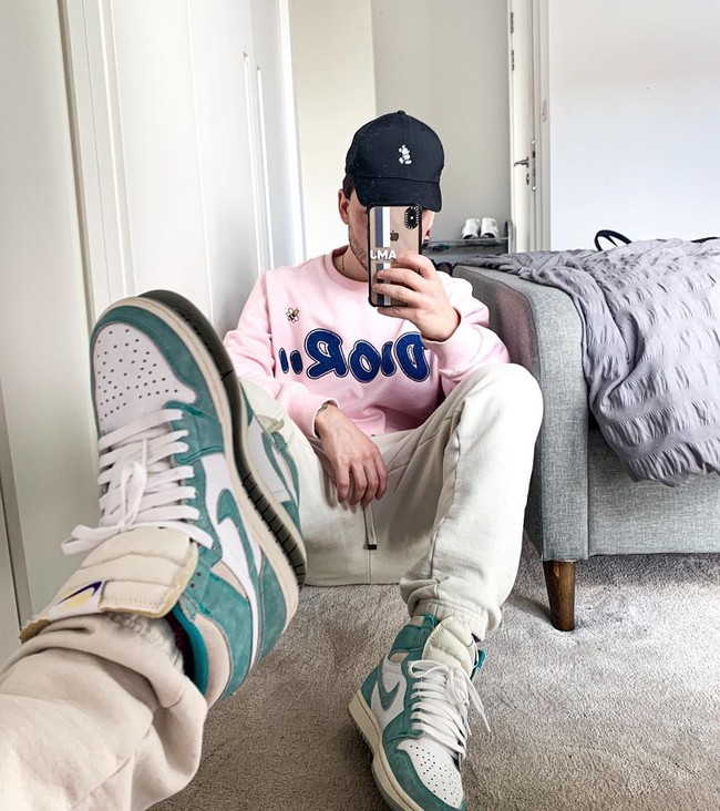 Dari pekerjaan pertamanya, Adam punya modal untuk diinvestasikan pada brand-nya. Adam sendiri mengaku tidak terlalu fokus pada akademis ketika kecil tapi memang mempelajari bisnis di bangku kuliah yang menjadi modalnya.  Foto: Instagram @itsadammark