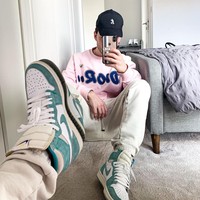 Dari pekerjaan pertamanya, Adam punya modal untuk diinvestasikan pada brand-nya. Adam sendiri mengaku tidak terlalu fokus pada akademis ketika kecil tapi memang mempelajari bisnis di bangku kuliah yang menjadi modalnya.  Foto: Instagram @itsadammark