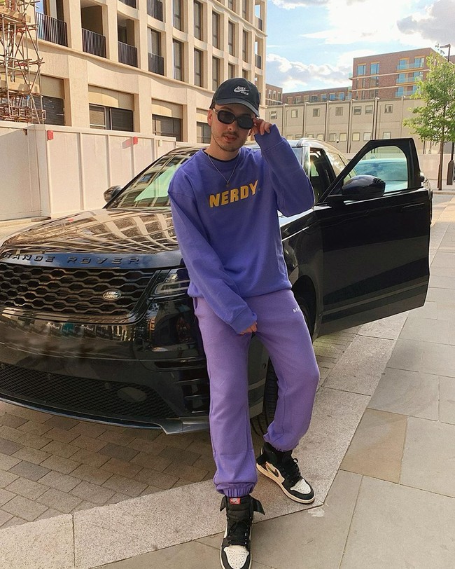 Aku tidak punya uang ketika aku memulai brand ini. Aku mulai dengan ponsel dan passion untuk media sosial dan pada dasarnya fashion. Aku rasa kamu bisa menghitung uang untuk membayar tagihan ponsel tapi secara realistis aku memang punya uang itu, katanya. Foto: Instagram @itsadammark