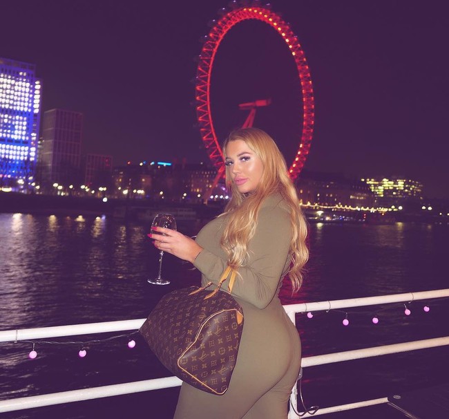 Aku tidak bodoh. Aku tahu itu hanya fetish dari para pria yang berfantasi dengan dada dan bokong besar. Mereka hanya menyukai tubuhku, bahkan banyak yang menawarkan membantuku membayar untuk lebih banyak operasi plastik, ucapnya.  Foto: Instagram