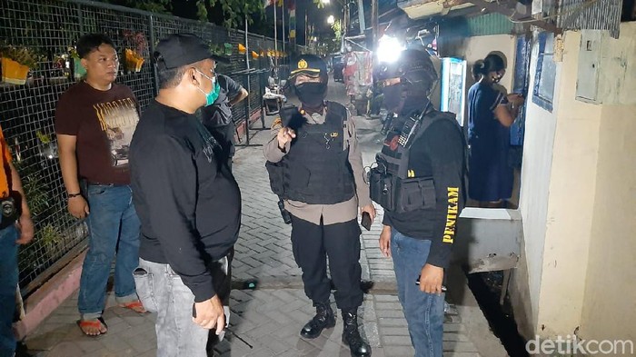 Aparat Polrestabes Makassar menyisir lokasi tawuran warga dan menemukan sejumlah barang bukti (Reinhard S/detikcom)