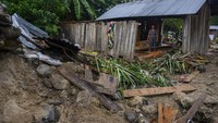 Seorang ibu berada di dalam rumahnya yang rusak akibat banjir di Desa Oloboju, Kabupaten Sigi, Sulawesi Tengah, Rabu (9/9/2020).
