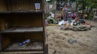 Meskipun tidak menimbulkan korban jiwa, namun banjir yang terjadi secara tiba-tiba akibat intensitas hujan yang cukup tinggi pada Selasa (8/9/2020) petang itu merusakkkan sedikitnya enam rumah warga di desa itu.