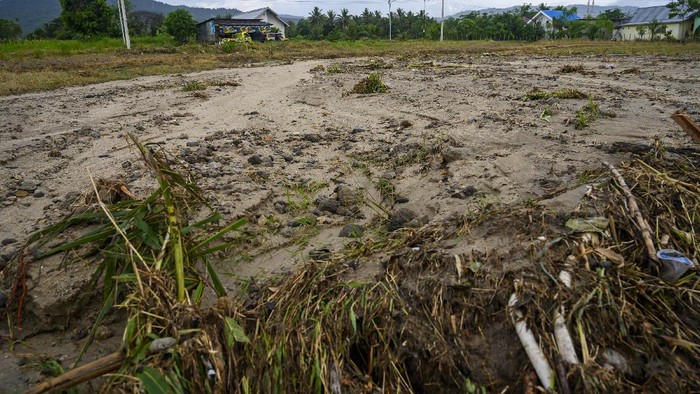 BANJIR RUSAK RUMAH WARGA Seorang ibu berada di antara barang-barangnya yang dikumpulkan setelah rumahnya rusak akibat banjir di Desa Oloboju, Kabupaten Sigi, Sulawesi Tengah, Rabu (9/9/2020). Meskipun tidak menimbulkan korban jiwa, namun banjir yang terjadi secara tiba-tiba akibat intensitas hujan yang cukup tinggi pada Selasa (8/9/2020) petang itu merusakkkan sedikitnya enam rumah warga di desa itu. ANTARAFOTO/Basri Marzuki/foc.