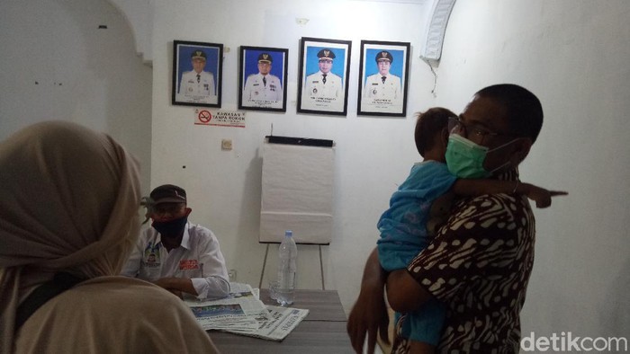 Bayi 2 tahun diamankan petugas di Makassar usai dieksploitasi bapaknya sendiri (Ibnu Munsir/detikcom)