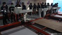 Sejumlah peserta pelatihan kerja tampak mengamati cara kerja mesin batik tulis di Rumah Riset Batik Teknologi Indonesia, Pajangan, Bantul, Yogyakarta.