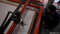 Inovasi mesin batik tulis ini diharapkan dapat membantu para pelaku usaha maupun instasi pemerintah daerah untuk menciptakan batik tulis berkualitas dalam jumlah banyak dengan waktu produksi yang singkat.