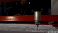 Seorang peserta pelatihan kerja sedang mengamati cara kerja mesin batik tulis di Bantul, Yogyakarta, Kamis (10/9/2020).