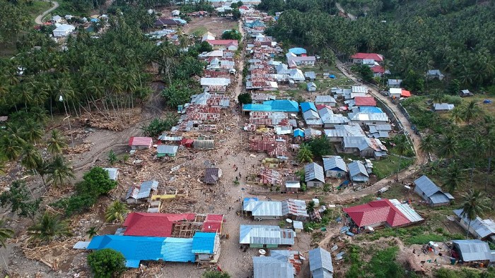 BENCANA BANJIR DAN TANAH LONGSOR DI BULAWA Sejumlah bocah makan di atas atap rumah usai bencana banjir dan tanah longsor di Desa Mamungaa Timur, Kecamatan Bulawa, Kabupaten Bone Bolango, Gorontalo, Kamis (10/9/2020). Data sementara instansi terkait setempat menunjukkan banjir bandang dan tanah longsor yang menerjang tiga kecamatan pada Senin (7/9) tersebut merusak dan merendam 114 rumah, dua sekolah, dua kantor desa, tiga masjid, satu jembatan dan sejumlah fasilitas umum lainnya. ANTARA FOTO/Adiwinata Solihin/aww.