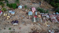 Banjir bandang dan tanah longsor itu terjadi sejak Senin (7/9) dan menerjang sedikitnya tiga kecamatan.