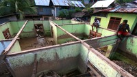 Bangunan ini juga atapnya tampak hancur terseret material lumpur dan air saat diterjang bencana alam itu.
