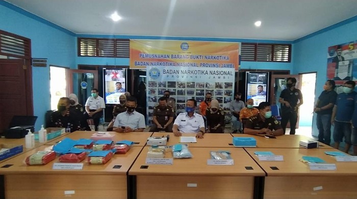 BNNP Jambi memusnahkan sebanyak 8,6 kg sabu dan 3.382 butir pil ekstasi dari 18 tersangka (Ferdi A/detikcom)