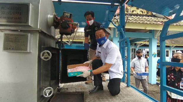 BNNP Jambi memusnahkan sebanyak 8,6 kg sabu dan 3.382 butir pil ekstasi dari 18 tersangka (Ferdi A/detikcom)