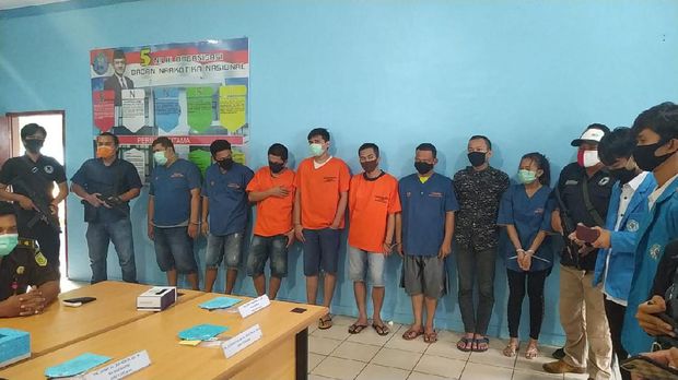BNNP Jambi memusnahkan sebanyak 8,6 kg sabu dan 3.382 butir pil ekstasi dari 18 tersangka (Ferdi A/detikcom)