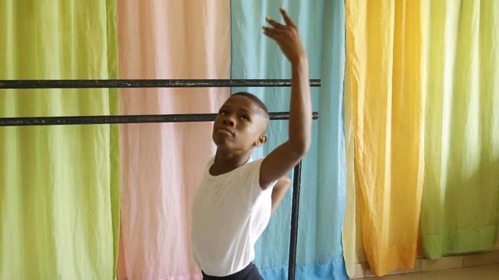 Bocah Nigeria Raih Beasiswa Gegara Video Baletnya Athony Madu (11), bocah asal Nigeria mendadak dapat beasiswa setelah video menari baletnya viral.