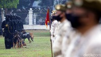Para pasukan yang hadir dalam upacara penyerahan tongkat komando Danjen Kopassus tersebut tampak mengenakan masker.