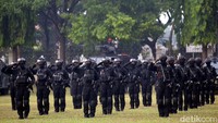 Sejumlah pasukan berbaris saat menghadiri upacara penyerahan tongkat komando Komandan Jenderal (Danjen) Kopassus dari Mayjen TNI Nyoman Cantiasa ke Brigjen TNI Mohammad Hasan di Lapangan Makopasus Cijantung, Jakarta.
