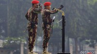 Mayjen TNI Nyoman Cantiasa dan Brigjen TNI Mohammad Hasan tampak memberi sambutan di tengah gelaran Upacara penyerahan tongkat komando Komandan Jenderal (Danjen) Kopassus tersebut.