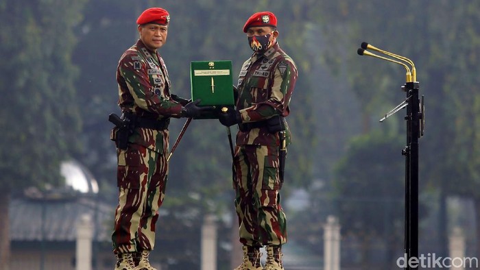 Brigjen Moh Hasan, Mantan Paspampres yang Resmi Jadi Danjen Kopassus Serah terima jabatan Danjen Kopassus digelar sederhana di tengah pandemi COVID-19. Dalam acara tersebut, Brigjen TNI Mohammad Hasan Resmi Jadi Danjen Kopassus.