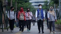 Sejumlah warga melintas di kawasan Sudirman, Jakarta, Kamis (10/9/2020).