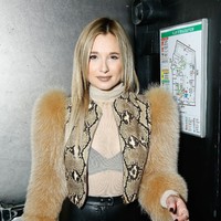 Makan di luar, pergi dalam grup kecil, semuanya diperbolehkan. Anjuran ada untuk menolong kita, tapi itu tak menjamin kita mempan, tulis perempuan 28 tahun tersebut. (Foto: Julien M. Hekimian/Getty Images for Chrome Hearts)