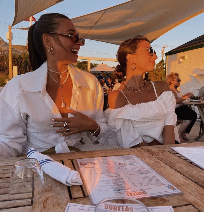 Menanggapi hujatan terhadap dirinya, Danielle Bernstein membantah dirinya tak mematuhi protokol kesehatan. Ia berdalih sudah mengikuti segala anjuran Centers for Disease Control and Prevention (CDC), seperti memakai masker bila perlu demi melindungi diri dari virus Corona. (Foto: Instagram/@weworewhat)