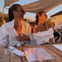 Menanggapi hujatan terhadap dirinya, Danielle Bernstein membantah dirinya tak mematuhi protokol kesehatan. Ia berdalih sudah mengikuti segala anjuran Centers for Disease Control and Prevention (CDC), seperti memakai masker bila perlu demi melindungi diri dari virus Corona. (Foto: Instagram/@weworewhat)