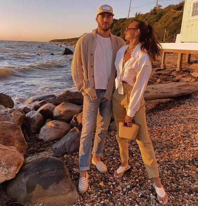 Saya tidak terkejut kalau Danielle Bernstein terkena COVID-19, tulis akun tersebut. Ada pula yang berkomentar, Weworewhat pesta terus sepanjang musim panas tanpa menggunakan masker di Hamptons dan sekarang dia terinfeksi covid. Sungguh bodoh. (Foto: Instagram/@weworewhat)