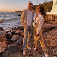 Saya tidak terkejut kalau Danielle Bernstein terkena COVID-19, tulis akun tersebut. Ada pula yang berkomentar, Weworewhat pesta terus sepanjang musim panas tanpa menggunakan masker di Hamptons dan sekarang dia terinfeksi covid. Sungguh bodoh. (Foto: Instagram/@weworewhat)