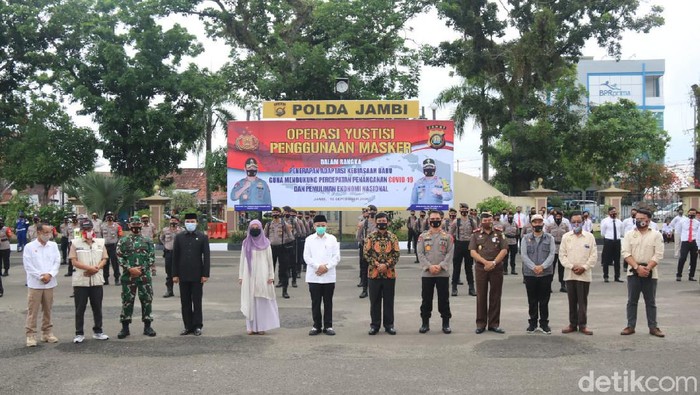 Deklarasi pilkada sehat di Mapolda Jambi bersama 3 paslon Pilgub Jambi (Ferdi A/detikcom)