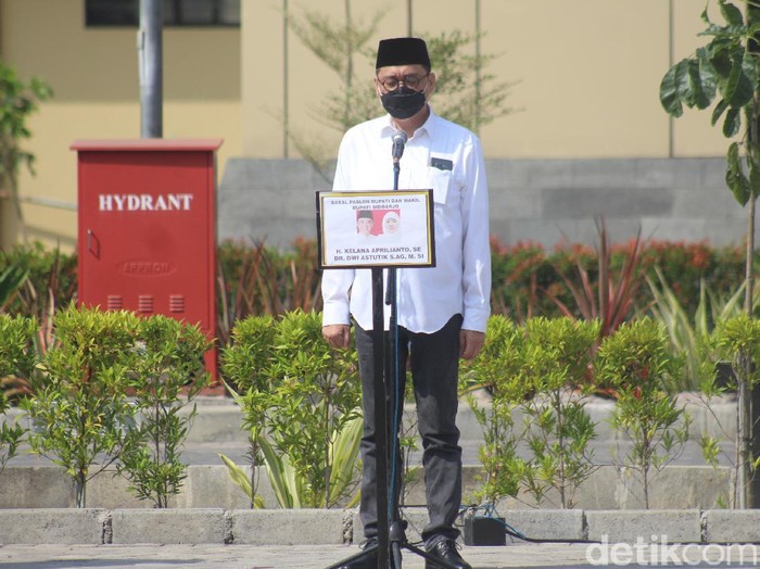Calon Bupati (Cabup) Sidoarjo Kelana Aprilianto mengikuti Deklarasi Sidoarjo Bermasker yang digelar polisi setempat. Namun ia datang tanpa Cawabup Dwi Astutik.