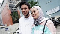 Keduanya pun merasa ingin menikmati waktu untuk pacaran dahulu setelah melakukan taaruf. Pool/Palevi S/detikFoto.