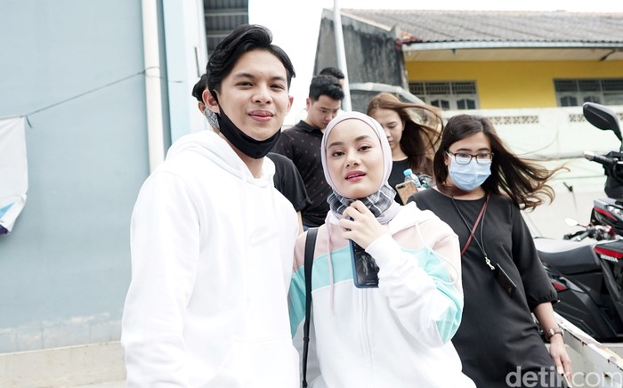 Dinda Hauw dan Rey Mbayang Dinda Hauw dan Rey Mbayang saat ditemui kawasan Trans TV.