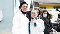 Rey Mbayang dan Dinda Hauw saat ditemui di kawasan studio Trans TV, Kapten Tendean, Jakarta Selatan pada Kamis (10/9). Pool/Palevi S/detikFoto.