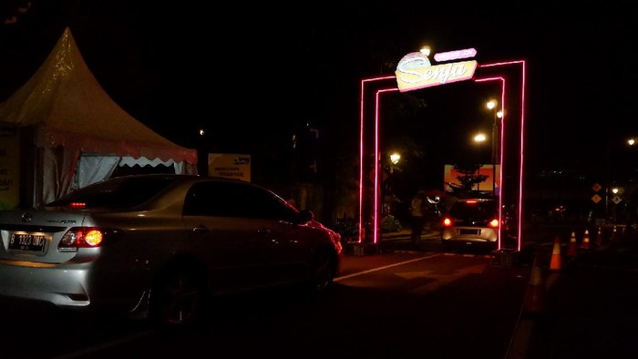 Nonton film di dalam mobil