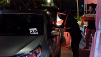 Inilah yang jadi daya tarik drive in theater di Kota Bandung dan menjadi pengalaman baru hiburan di tengah pandemi Corona. Harga tiketnya sekitar Rp 200 ribu.
