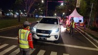 Tidak perlu khawatir terkait protokol kesehatan, karena sebelum masuk ke area Kiara Artha Park kendaraan akan disemprot disinfektan, cek suhu, serta mengurangi kontak dengan orang lain. 