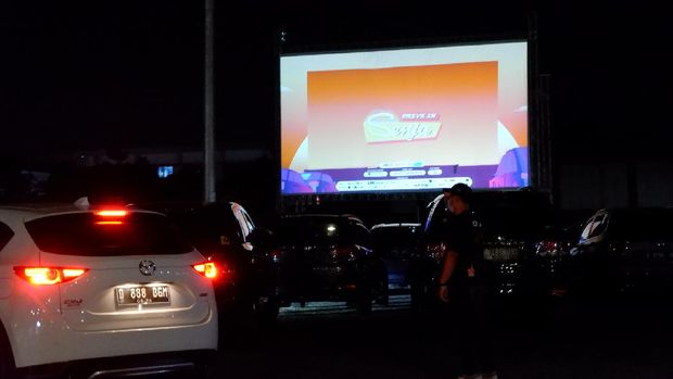 Nonton film di dalam mobil
