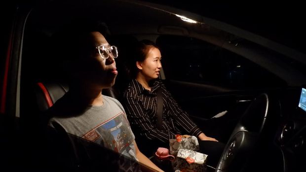 Nonton film di dalam mobil