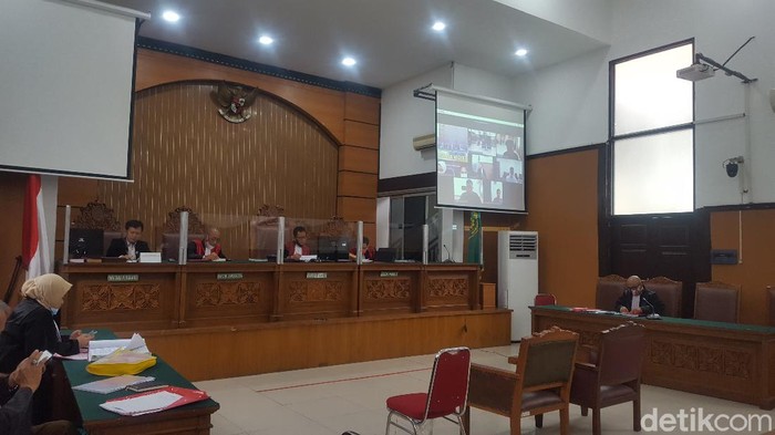 Eks Kasat Reskrim Polres Kendari menceritakan kronologi demo mahasiswa di DPRD Sultra berujung ricuh dalam sidang kasus tewasnya mahasiswa Kendari (Zunita Amalia/detikcom)