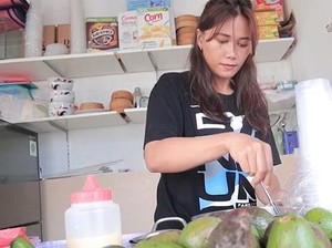 Pesona 5 Penjual Es Cantik, Tawarkan Dawet Ireng hingga Alpukat Kocok