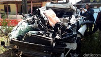 Diketahui, kecelakaan itu membuat mobil Mercedes Benz terguling dan terbakar. Selain itu, mobil Honda CRV yang ditumpangi oleh sepasang suami istri, R. Deddy Erryanto (46) dan Sonya Windawaty (44) ikut ringsek karena menabrak dari belakang hingga masuk ke kolong truk. Pasangan tersebut pun dilaporkan tewas akibat kecelakaan tersebut.