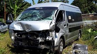 Selain sedan Mercedes Benz dan Honda CRV, minibus Toyota HiAce juga ikut rusak akibat kecelakaan maut tersebut.